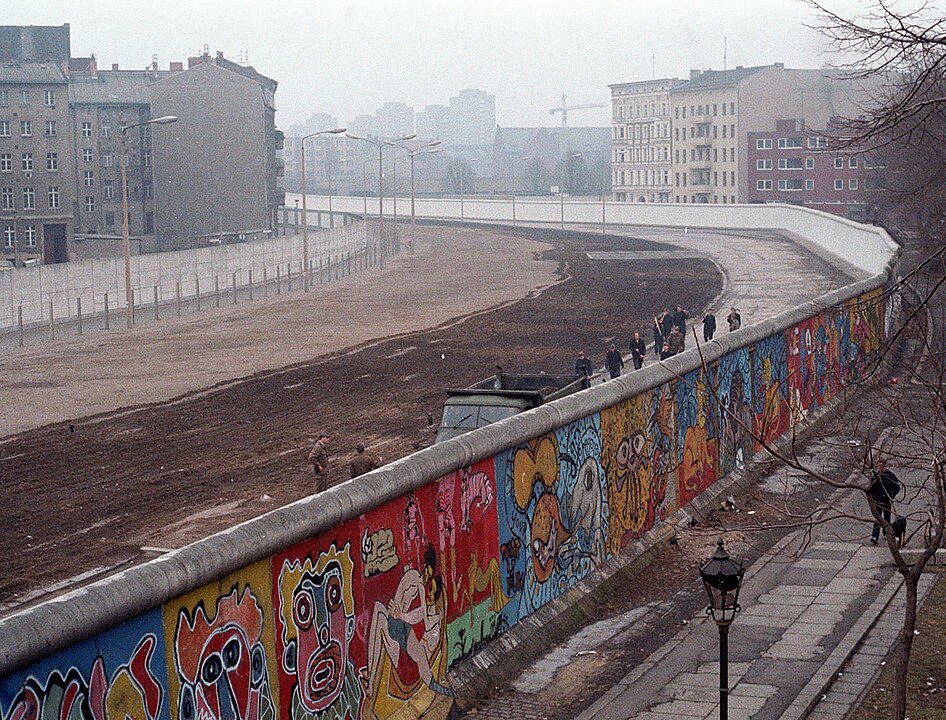 جدار برلين و الحياة في المانيا الشرقية و الغربية